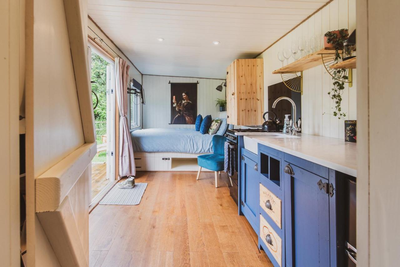 Hidden Wood Glamping And The Hideaway Cabin Warminster Exterior photo