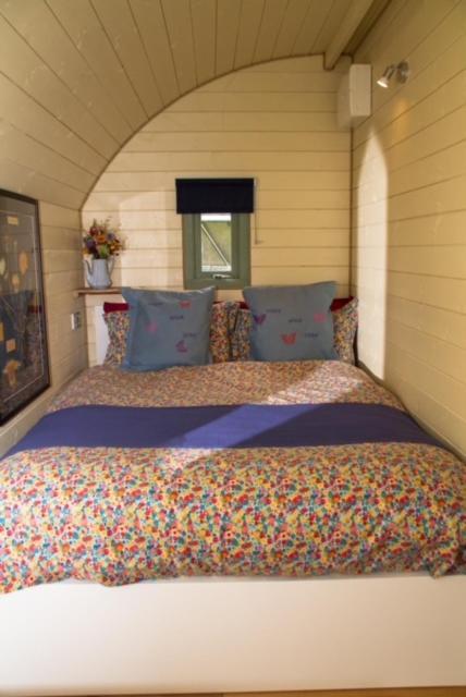 Hidden Wood Glamping And The Hideaway Cabin Warminster Exterior photo